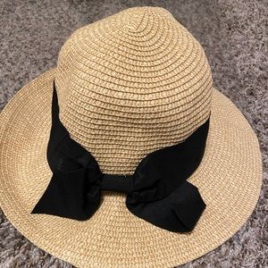 Sun hat with black bow